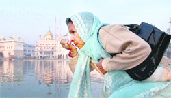 Sultana Begum, granddaughter-in-law of the last Mughal Emperor, Bahadur Shah Zafar, at the Golden Temple 