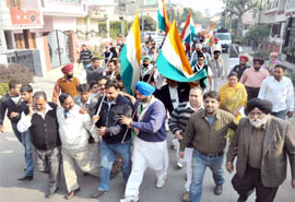 Ravneet Bittu along with the Punjab Youth Congress activists covers Jalandhar as part of Nav Inqlab Yatra on Tuesday.