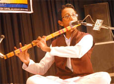 (Top) Atul Krishan plays flute in J.S. Bawra Sangeet Pratiyogita, organised by Sangeet Kala Manch in Jalandhar. Shivkar plays tabla during his performance.