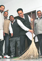 Congress councillor Raju Thapar sweeps the corridor outside the Mayor’s office in protest against the lack of cleaning staff for Ward no. 29 in Ludhiana on Tuesday.