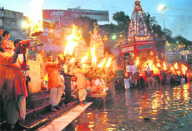 The Ganga aarti being performed at Brahmkund, Har-ki-Pauri