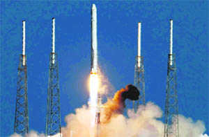 SpaceXs Falcon 9 rocket with the Dragon capsule lifts off from launch complex 40 at the Cape Canaveral Air Force station, Florida