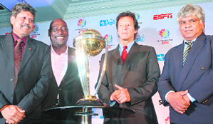 Former cricket captains from India Kapil Dev, West Indies Vivian Richards, Pakistans Imran Khan and Sri Lankas Arjuna Ranatunga pose with the ICC Cricket World Cup 2011 trophy in New Delhi on Thursday. 