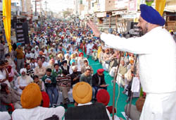 President of the Lok Bhalai Party Balwant Singh Ramoowalia addresses a rally at Malout on Friday