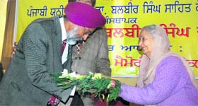 Prof SS Bhatti of Punjabi University, Patiala, being honoured by Bibi Mahinder Kaur, Honorary Director, Dr Balbir Singh Literature Centre, at a function in Dehradun on Friday.