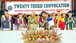 Haryana Governor Jagannath Pahadia confers the degree of Doctor of Science (honoris causa) on Chief Minister Bhupinder Singh Hooda at HAU in Hisar