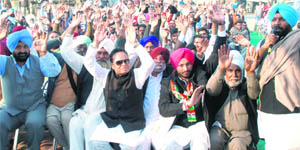 Congress activists take a pledge to fight against social evils during the Jan Inqlab Yatra in Phillaur