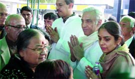 Lieutenant-Governor Tajendra Khanna with family members during his wife's cremation at Lodhi Road in New Delhi on Sunday.