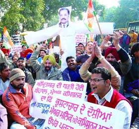 Congress workers protest against Mayor Shwet Malik in Amritsar