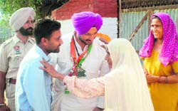 Ravneet Bittu is greeted by an old woman during his Nav Inquilab Padyatra. 