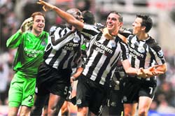 Newcastle Uniteds Andy Carroll (2ndR) celebrates scoring against Liverpool. 