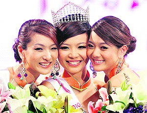 Emily Yap Yi Xiu (centre) is flanked by first runner-up Vivien Cheng Yen Han (right) and second runner-up Karena Teo Huai Hoong after Emily won the Malaysia Miss Astro Chinese International Pageant in Kuala Lumpur, on Saturday.