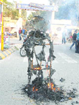 Members of the BJP Sports Cell leave a burning effigy in the centre of the PNB tri-junction causing inconvenience and risk to the commuters in Jalandhar 