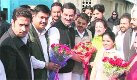 Rajiv Satav, president of IYC and Jitendra Singh, general secretary of the AICC being welcome by District Youth Congress chief Dimple Rana on their arrival at Railway station in Ludhiana on Tuesday.