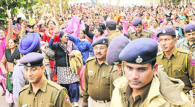 In spite of a ban on holding of protests in Chandigarh, cops looked helpless as anganwadi workers blocked traffic at Aroma traffic lights on Friday. Tribune photo: Parvesh Chauhan