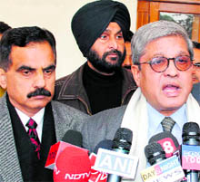 Dileep Padgaonkar, who is leading the team of interlocutors, addresses mediapersons in Jammu on Friday
