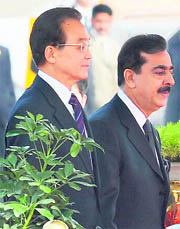 Chinese Premier Wen Jiabao (L)  with Pakistani Prime Minister Yousuf Raza Gilani at the Pakistani military Chaklala airbase in Rawalpindi on Friday.