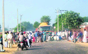 Residents block the Satnali-Mahendragarh road in Satnali on Sunday. 