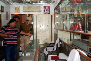 Policemen inspect a jewellery showroom that was robbed in Faridabad on Monday.
