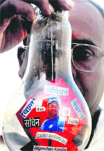 Kite-maker Jagmohan Kanojia shows a miniature kite with a photograph of Sachin Tendulkar placed in an electric bulb in Amritsar