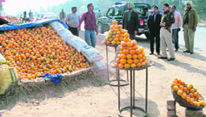 A police team along with officials launch an anti-encroachment drive against roadside kinnow vendors on the Chandigarh-Ambala highway