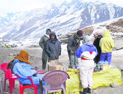 Tourists at the only shop selling eatables at the Rohtang Pass
