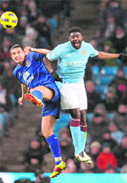 Evertons Tim Cahill (L) and Manchester Citys Kolo Toure fight for the ball in Manchester on Monday.