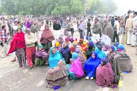 Gorakhpur farmers block the national highway at Fatehabad