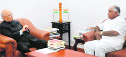 Karnataka Governor HR Bhardwaj with CM BS Yeddyurappa (R) in Bangalore