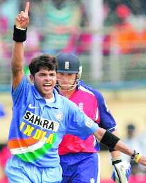 Dhoni wants Sreesanth (pic) to control himself