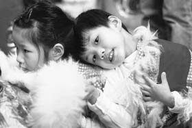 TAKING A BREATHER: Young performers take a break during an attempt to create a record for the largest dragon and lion dance in Hong Kong