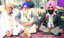 Radha Krishan Sehgal, Baba Jit Singh and Surjit Singh Taneja, who have been on relay fast for the past 118 days in Fazilka on Sunday