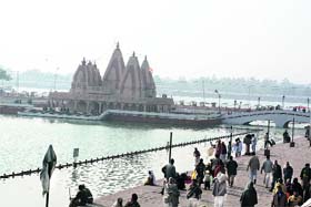 Pilgrims at the Brahm Sarovar on the eve of the solar eclipse