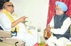 Prime Minister Manmohan Singh (R) and Tamil Nadu CM 