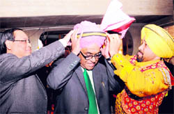 Acting Chief Justice of Punjab & Haryana High Court, Ranjan Gogoi, ties a turban on outgoing Chief Justice Mukul Mudgal in Chandigarh on Monday