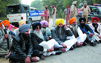 SAD (A) leader Simranjeet Singh Mann stages protest at Cheema Mandi in Sangrur along with his followers after being prevented from entering Mansa district on Monday. 