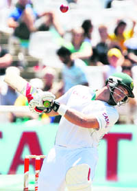South Africas Jacques Kallis leaves a ball during the second day of the third Test against India in Cape Town on Monday. Kallis scored a brilliant 161 to lead his team to 362.