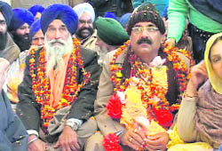 Charan Singh and MLA Surjit Jiyani on fast in Fazilka on Wednesday. 