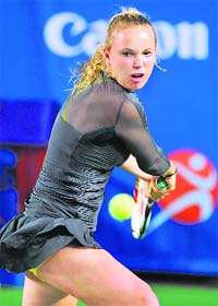 Caroline Wozniacki in action against Li Na at the Tennis Classic 2011 in Hong Kong