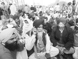 Haryana Sikh Gurdwara Parbandhak Committee (ad hoc) president Jagdish Jhinda (centre) along with his supporters stages a protest at Gurdwara Nada Sahib in Panchkula on Thursday.