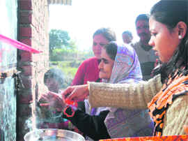 Vimla Bahuguna, wife of environmentalist Sunderlal Bahuguna, inaugurates a goat farming centre in Dehradun.