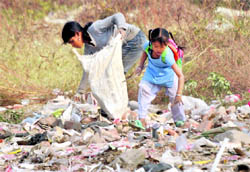 Braving cold weather, these girls continue with their job of rag-picking in Gurgaon to make both ends meet