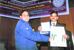 Dr Ajay Kumar Gupta (right) receives the Environmentalist of The Year Award, 2010 from Padma Bhushan SZ Qasim