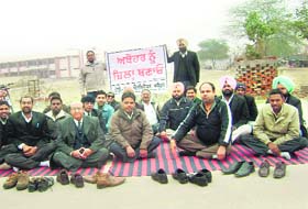Members of the Bar Association, Abohar, stage a dharna in the court complex