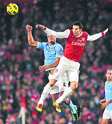 Arsenal's Robin Van Persie (R) vies with Manchester City's Vincent Kompany. The match ended 0-0.