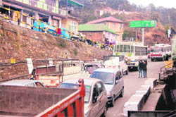 Vehicles stranded on a road due to wrong parking in Totu near Shimla
