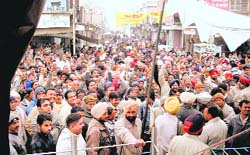 Residents raise slogans against MLA Surjit Jiyani and the state government in Fazilka on Saturday.