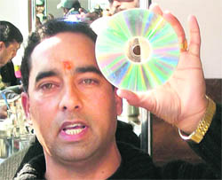 Congress Secretary Yudh Chand Bains shows a CD to mediapersons in Mandi.