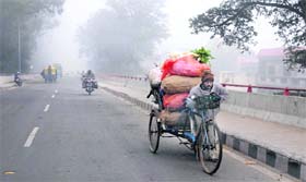 Fight against vagaries of weather: Amidst intense cold, this rickshaw-puller faces a tough time to make both ends meet in Karnal
