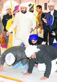 Chief Minister BS Hooda pays obeisance at Dera Kar Seva in Karnal on Tuesday.